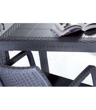 Sedia con braccioli impilabile effetto rattan in poliuretano per giardino
