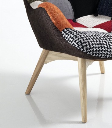 Poltrona moderna patchwork con gambe in legno