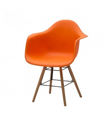 Sedia poltroncina con gambe in legno