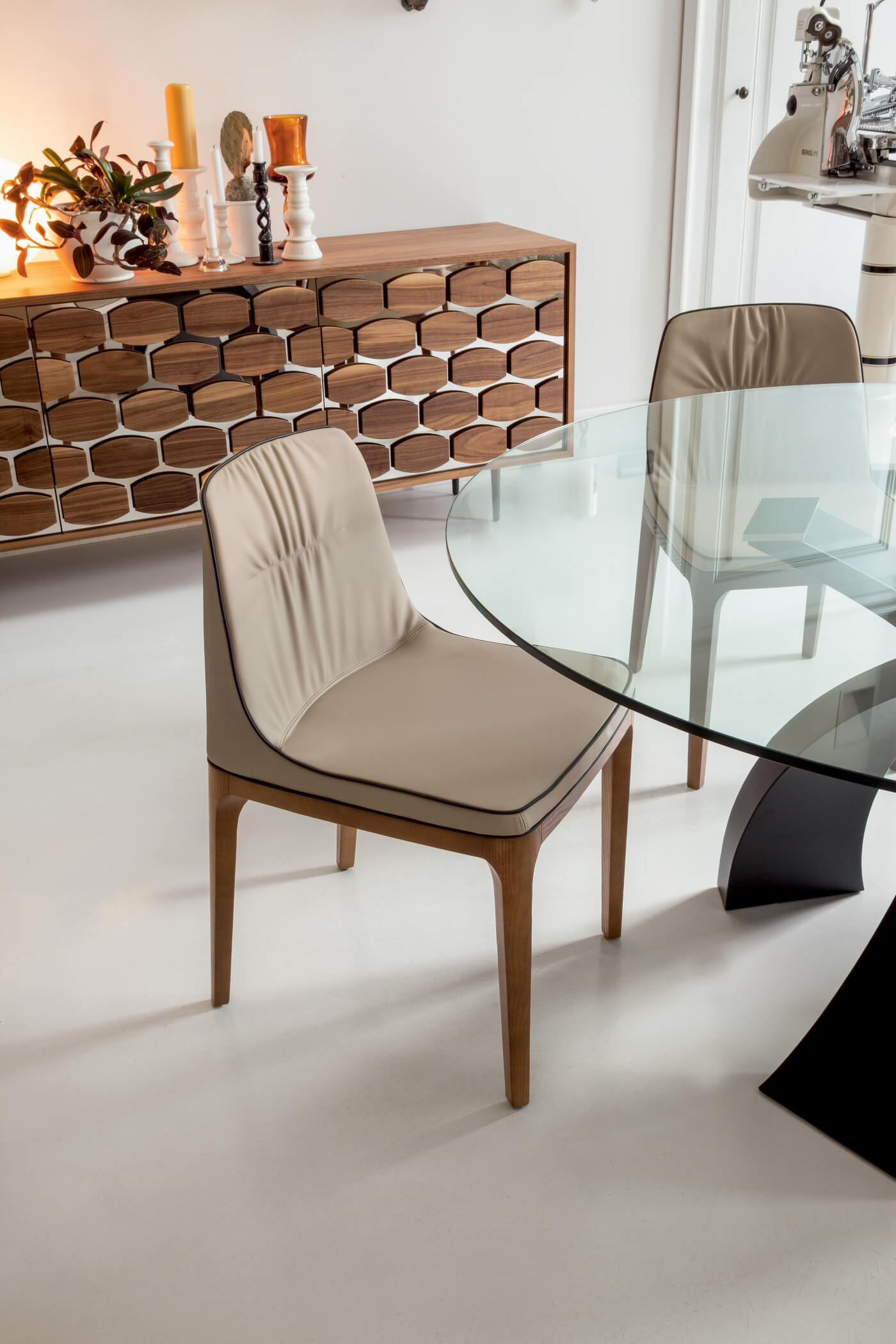 Sedia Tonin in pelle beige moderna