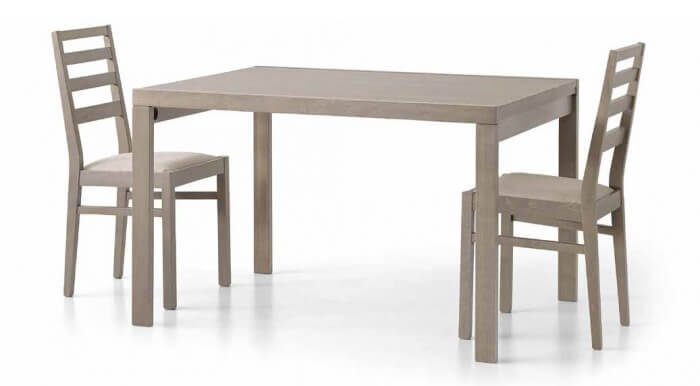 Tavolo in legno con sedie moderne in legno
